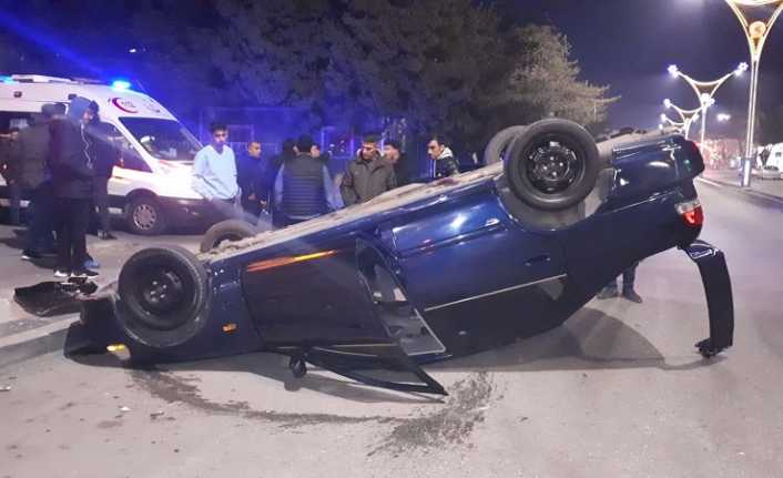 Aşırı hız takla attırdı Erzincan'da 13 Şubat Caddesi üzerinde aşırı hızdan dolayı kontrolden çıkan