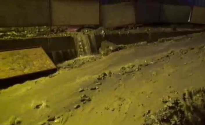 Gaziantep’in İslahiye ilçesinde aşırı yağışlar nedeniyle yollar göle döndü. Yağmura