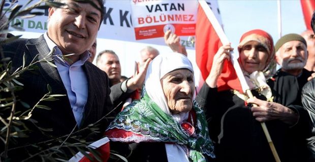 Kahramanmaraş'tan 200 araçlık konvoy ile Kilis'teki Öncüpınar Sınır Kapısı'na gelen