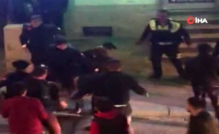 İstanbul Arnavutköy’de asker uğurlaması yapan bir grup ile kendilerini trafik