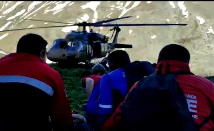 Ayağı kırılan kadın askeri helikopterle kurtarılarak hastaneye yetiştirildi.