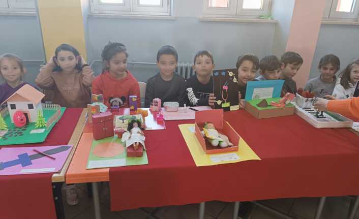 Atasözleri ve Deyimler Sergisi Açıldı Demirkent TOKİ İlkokulu 3/B sınıfı öğrencileri tarafından Atasözleri ve Deyimler