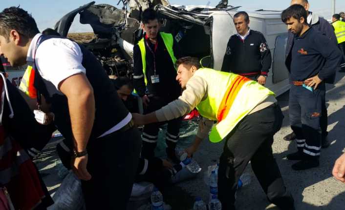 İstanbul Atatürk Havalimanı apronunda personel servisi ile uçaklara bagaj taşıyan