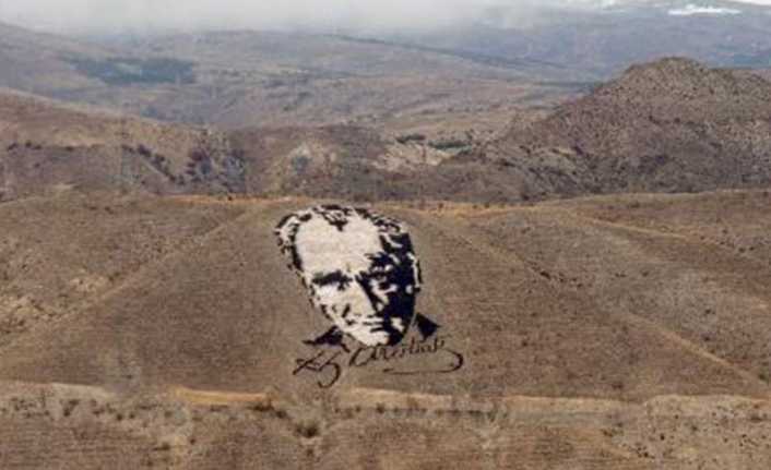 Erzincan Valiliği, basındaki "Keşiş Dağları'nda sergilenen Atatürk portresinin solmaya başladığı"
