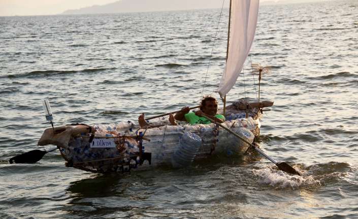 Muğla’nın Fethiye ilçesinde çevre kirliliğine dikkat çekmek için bir vatandaş