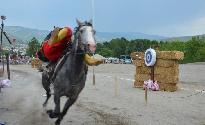 Tokat’ın Niksar ilçesinde atlı savaş sanatları gösterilerini izleyenler heyecanlı anlar