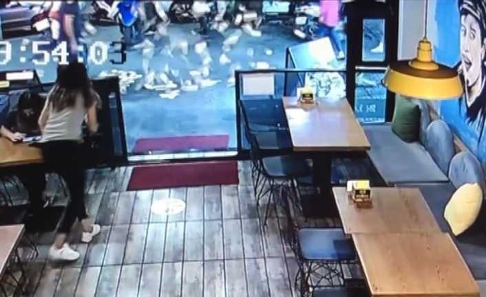 Erzincan'da Kafede oturan bir kişi çantadaki paraları havadan yere saçtı,