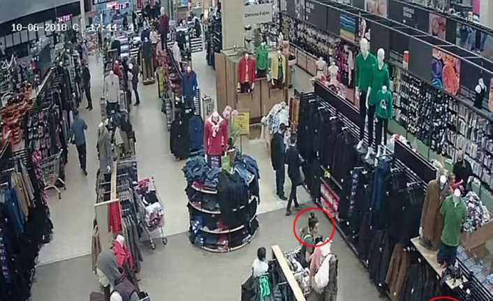 İstanbul Esenyurt’ta bir AVM’ye gelen Mısırlı Amr Hasan Sharafeldın ve