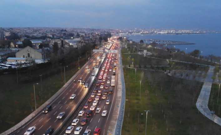 Avrasya Tüneli’nin Avrupa Yakası girişinde akşam saatlerinde başlayan ve kilometrelerce