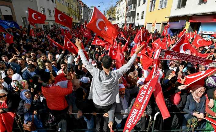 Avrupa’da yaşayan Türkler, Cumhurbaşkanı Recep Tayyip Erdoğan’ı karşılamak için Köln’ne