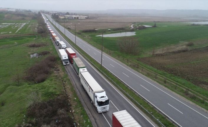 Yurt dışına çıkmak için bekleyen tırlar, Kapıkule Sınır Kapısı'nda 14,
