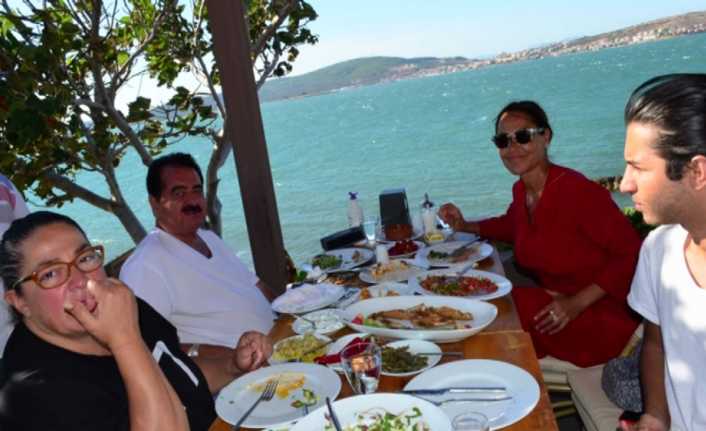 Hülya Avşar ve İbrahim Tatlıses, Ayvalık’ta beraber yemek yiyerek sohbet