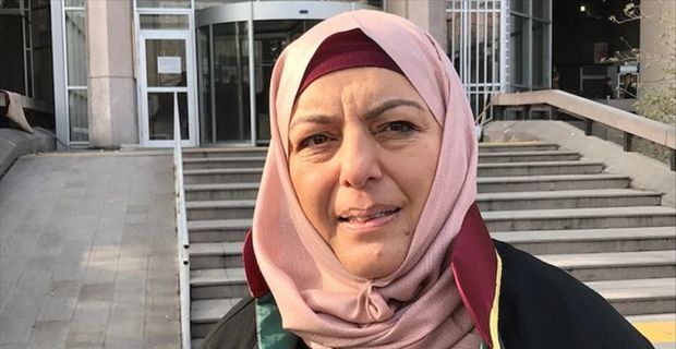 Başörtüsü yasağı nedeniyle avukatlık mesleğini yapamayan gazeteci Sibel Eraslan, 103