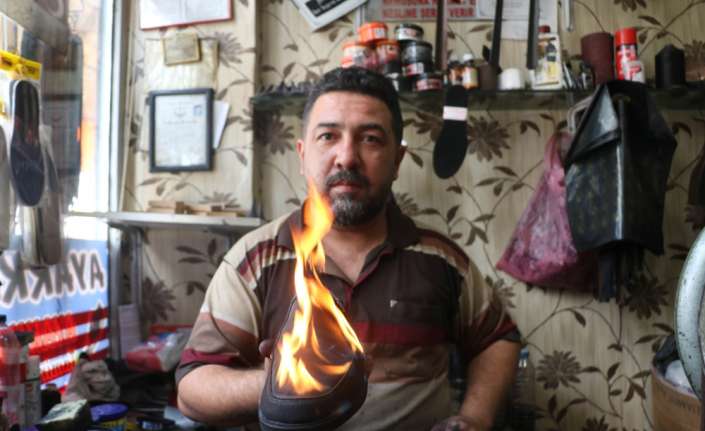 Gaziantep’te ayakkabı boyacısı Erdal Özcan, 50 dereceye ulaşan ateşle ayakkabıları