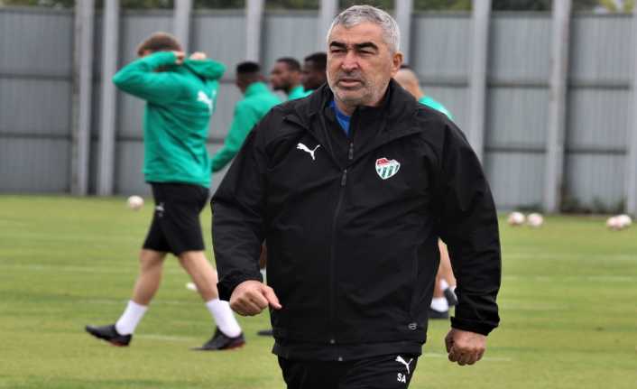 Bursaspor Teknik Direktörü Samet Aybaba, "2-3 tane oyuncu bakıyoruz. Sadece