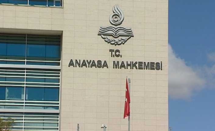 Anayasa Mahkemesi (AYM), başörtüsü yasağından dolayı devam edemediği üniversitesinden ilişiği