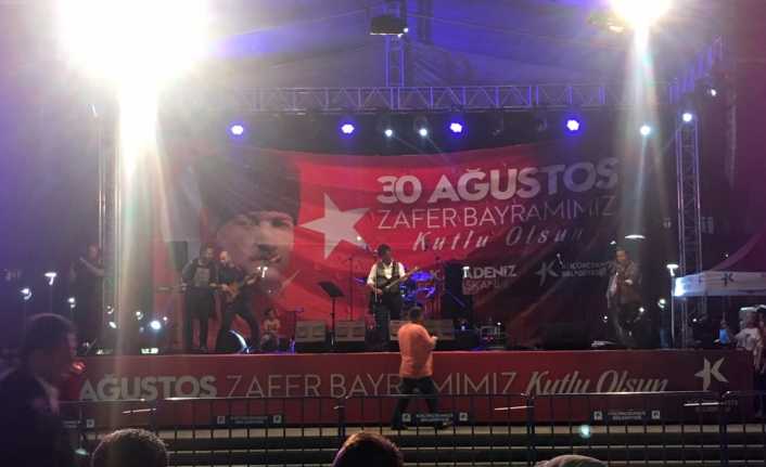 30 Ağustos Zafer Bayramı’nın 96’ncı yıl dönümü Küçükçekmece’de Ayna şarkılarıyla