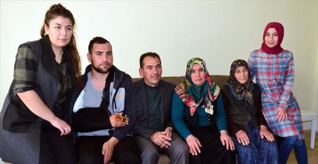 Bab operasyonunda yaralanmasına ve babasının "gel" telkinlerine rağmen silah arkadaşlarıyla