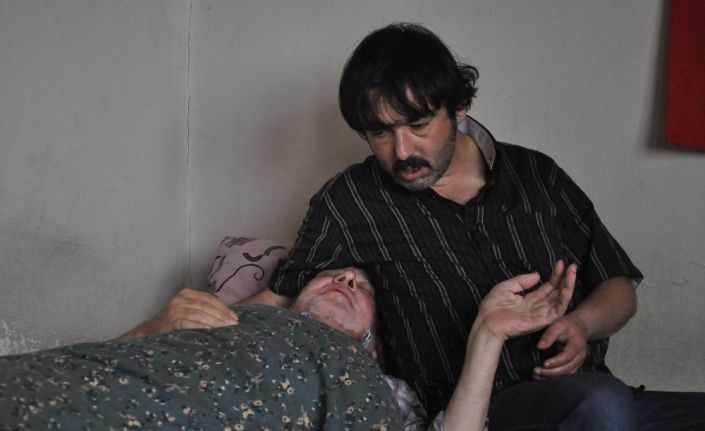 Eskişehir’de birlikte yaşayan baba ve oğlu, harabe haline dönen evlerinde,