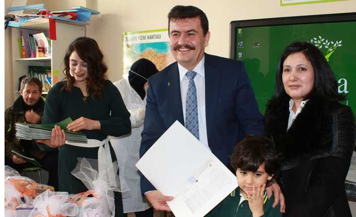 Babadan oğula karne 41 bin 35 öğrencinin karne sevinci yaşadığı Erzincan’da Vali
