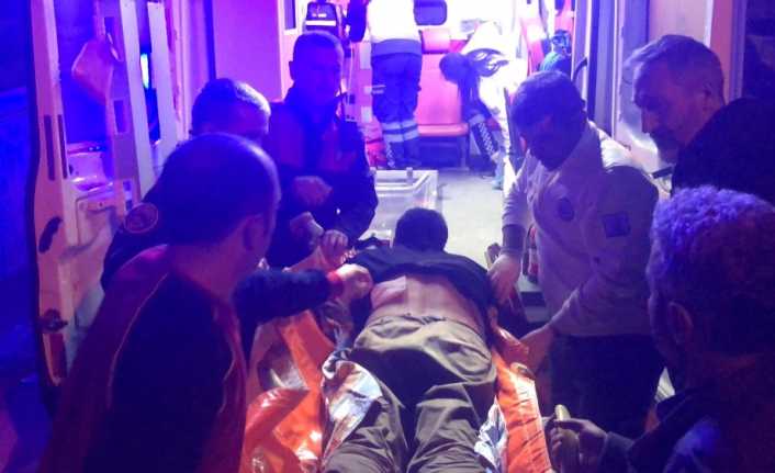 Adıyaman’da bir kişi tartıştığı babasını sırtından bıçaklayarak yaraladı. 