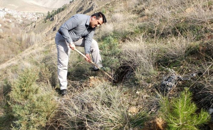 Elazığ'ın Keban ilçesinde vefat eden babasının anısına 7 yıl önce