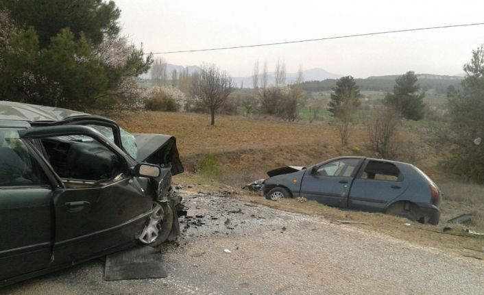 Denizli’nin Acıpayam ilçesinde meydana gelen trafik kazasında ikiz bebeklerine hamile