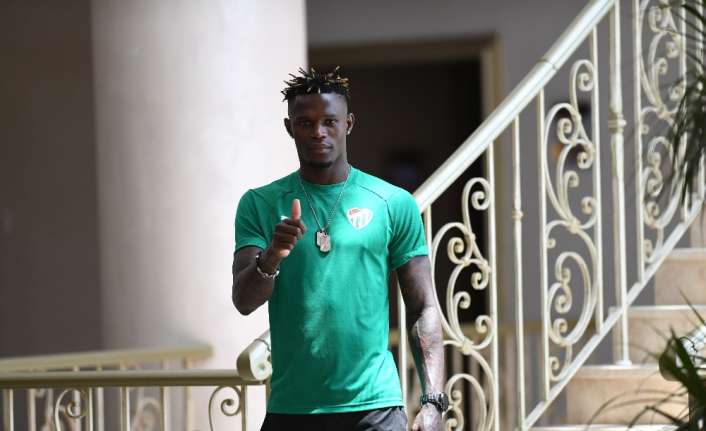 Bursaspor’un yeni transferlerinden Stephane Badji, taraftarları mutlu etmek için en