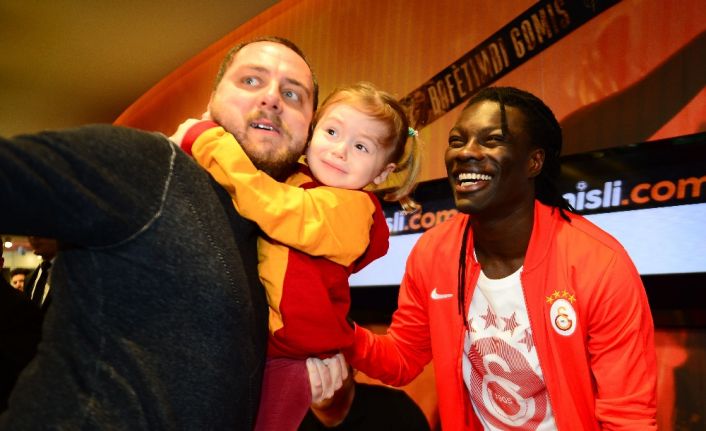 Galatasaray’ın Fransız yıldızı Bafetimbi Gomis, Türk Telekom Stadyumu’nda bulunan GSSTORE’da