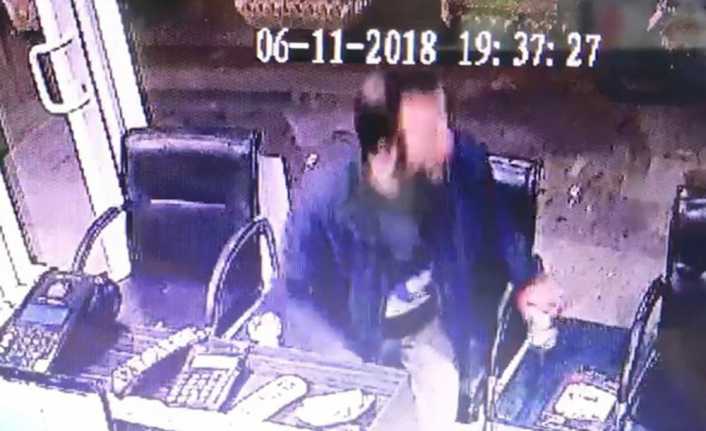 Bağış kutusuna göz dikti, güvenlik kamerasına yakalandı Konya’da, telefon satışı yapılan işyerine müşteri olarak giren bir kişinin