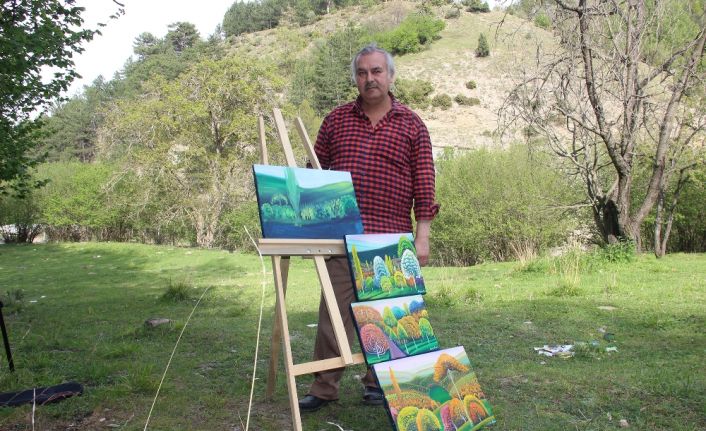 Kütahya’da, naif ressam Hasan Kara, tablolarının daha gerçekçi olması için