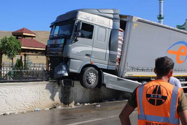 Bahçe duvarına çarparak durdu Erzincan Gümüşhane yolu '' Kelkit caddesi D885 Karayolu '' güzergahına