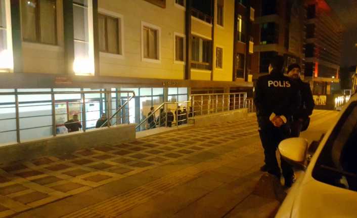 İstanbul Bahçelievler’de, silahlı ve maskeli 2 soyguncu, girdikleri marketten yaklaşık