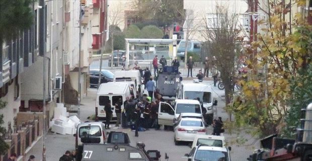 Bahçelievler'de polis tarafından aranan bir minibüste patlayıcı bulunmasıyla ilgili gözaltına