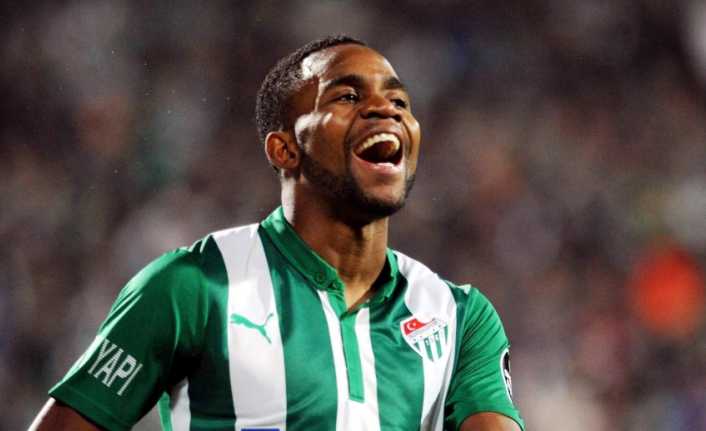 Bursaspor’un eski yıldızı Cedric Bakambu, sosyal medyadan Mesut Özil’e seslendi.