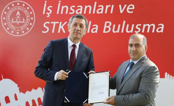 Milli Eğitim Bakanı Ziya Selçuk bir dizi çalışma ve ziyaretlere