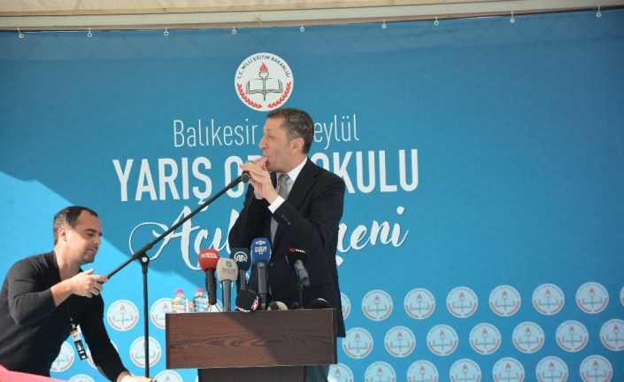 Milli Eğitim Bakanı Ziya Selçuk ve Enerji Bakanı Fatih Dönmez,