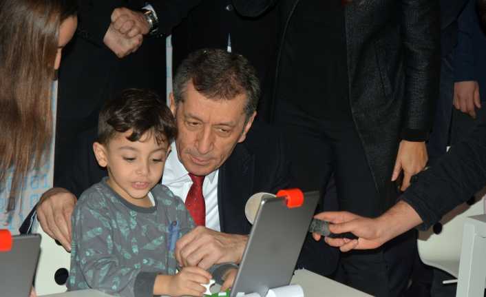 Milli Eğitim Bakanı Prof. Dr. Ziya Selçuk yaptığı konuşmada anne