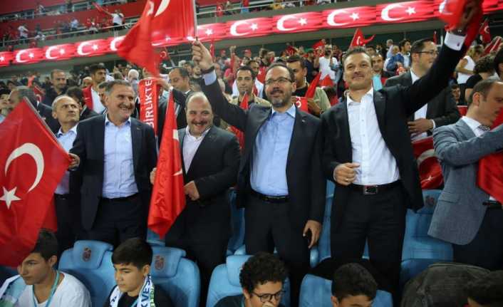 UEFA Uluslar B Ligi’nde Trabzon’da oynanan Türkiye-Rusya mücadelesini bakan ve