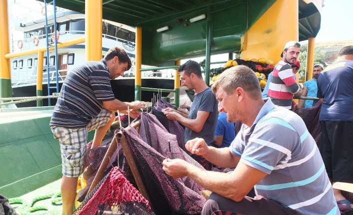 Balıkesir’in Erdek ilçesine bağlı Çakıl Mahallesi’nde balıkçılar "Vira Bismillah" diyerek
