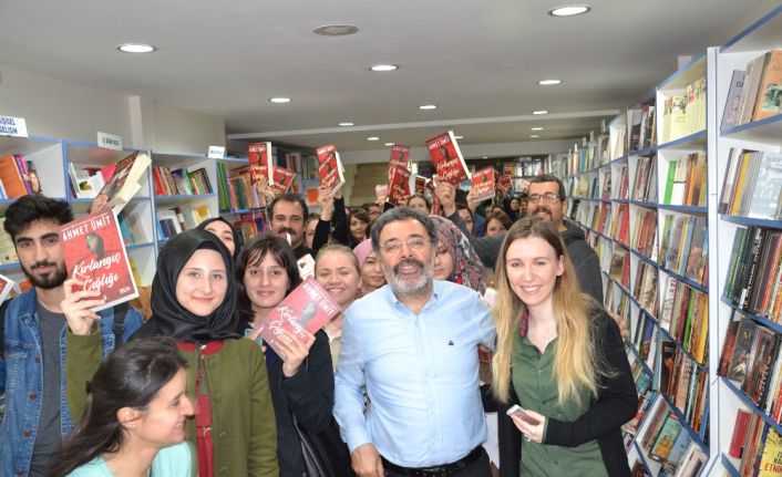 Ünlü Yazar Ahmet Ümit, Balıkesir’de okurlarıyla bir kitap evinde buluştu.