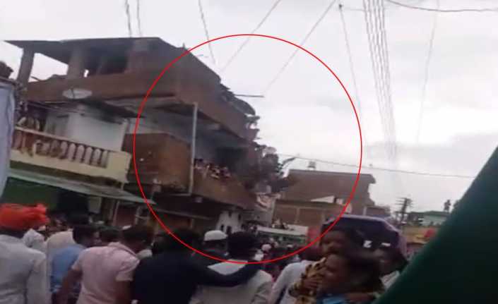 Hindistan’da balkon kalabalığın üzerine çöktü. Olayda 17 kişi yaralandı.