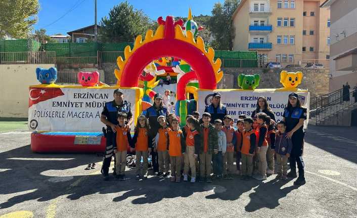 Balon Park Öğrencilerin Neşesi Oldu 23 Nisan İlkokulu bahçesinde öğrencilerle “Polislerle Macera Adası Projesi” kapsamında