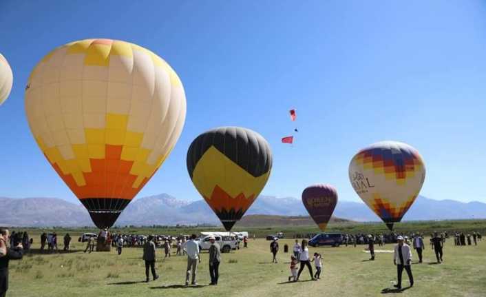 ErzinCANFest 2022'nin Kapanış Gününde Düzenlenen Balon Uçuşları ve Colorfest Etkinliği
