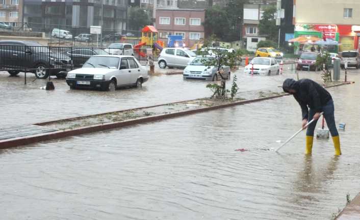 Balıkesir’in Bandırma ilçesinde meydana gelen şiddetli yağış sel felaketine dönüştü.