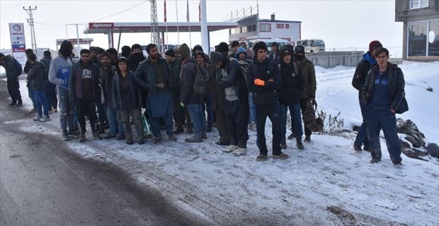 İran'dan yasa dışı yollardan geldikleri Van'dan İstanbul'a götürülmek üzere anlaştıkları