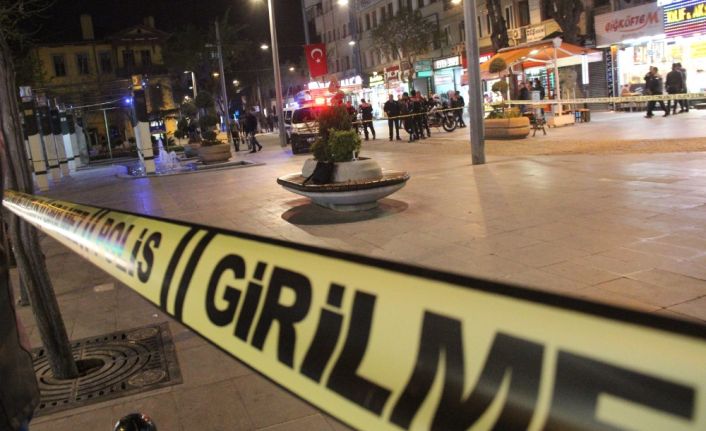 Konya’da bir bankta unutulan şüpheli çanta, polis ekiplerini alarma geçirdi.