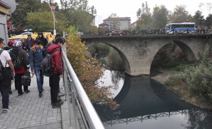 Bartın Irmağı’nın Kemerköprü bölgesinde su siyah akmaya başlayınca yetkililerce inceleme