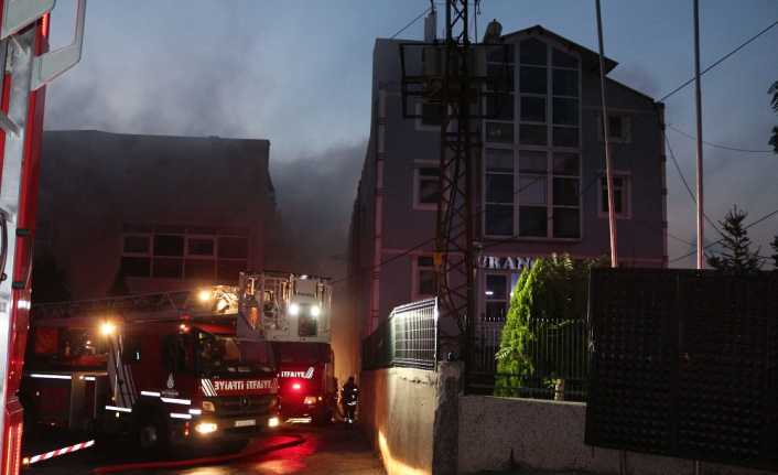 İstanbul Başakşehir’de bulunan bir çorap fabrikasında yangın çıktı. Kısa sürede