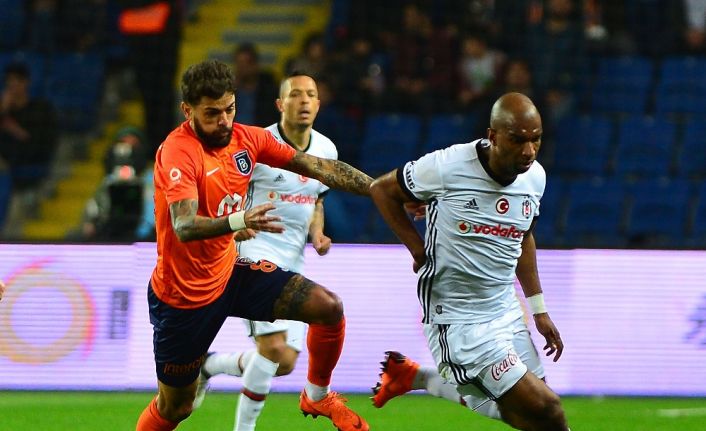 Medipol Başakşehir’in sol beki Gael Clichy ile sağ beki Junior
